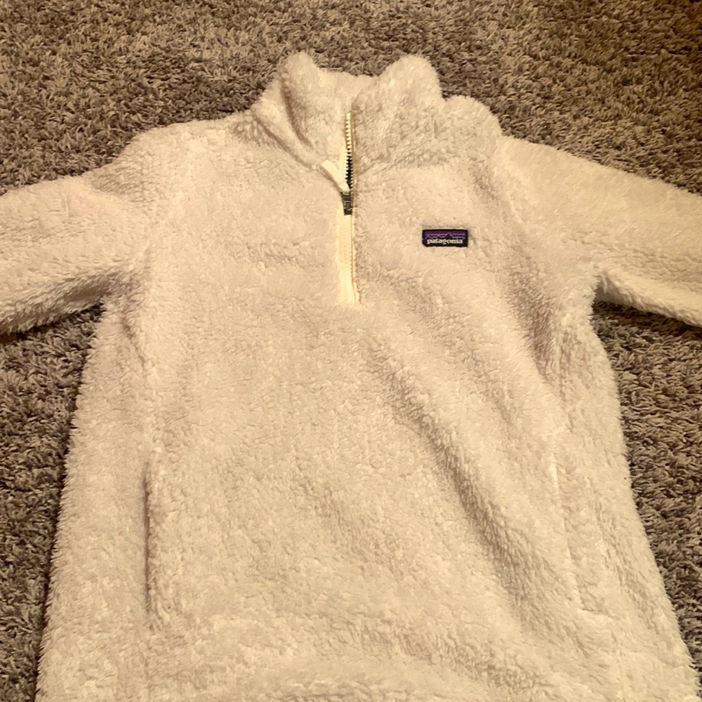 😍 girls beautiful white Patagonia furry sweatshirt🥰⭐️